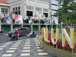 Gedung di Tengah Kota Dihiasi Poster Sarkas Larangan Impor