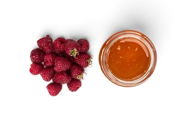 Ilustrasi raspberry madu dan aloe vera membantu membuat bibir pink alami/freepik.com