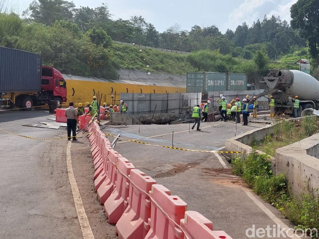 Jalan Penghubung Padalarang-Purwakarta Dekat Proyek KCIC Ambles Jalan Penghubung Padalarang-Purwakarta Dekat Proyek KCIC Ambles