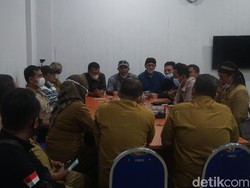 Puluhan Kades Geruduk Inspektorat Mojokerto Laporkan Pegawai Nakal