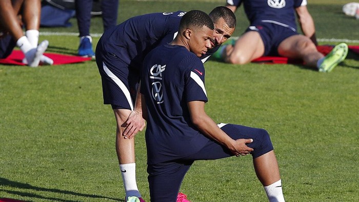 Frances Kylian Mbappe, left, and Frances Karim Benzema attend a training session of the French national soccer team at Clairefontaine training center, outside Paris, Sunday, May 30, 2021. Pushing the European Championship back a year because of the coronavirus pandemic has given some teams a chance to rebuild or integrate new players.(AP Photo/Francois Mori)
