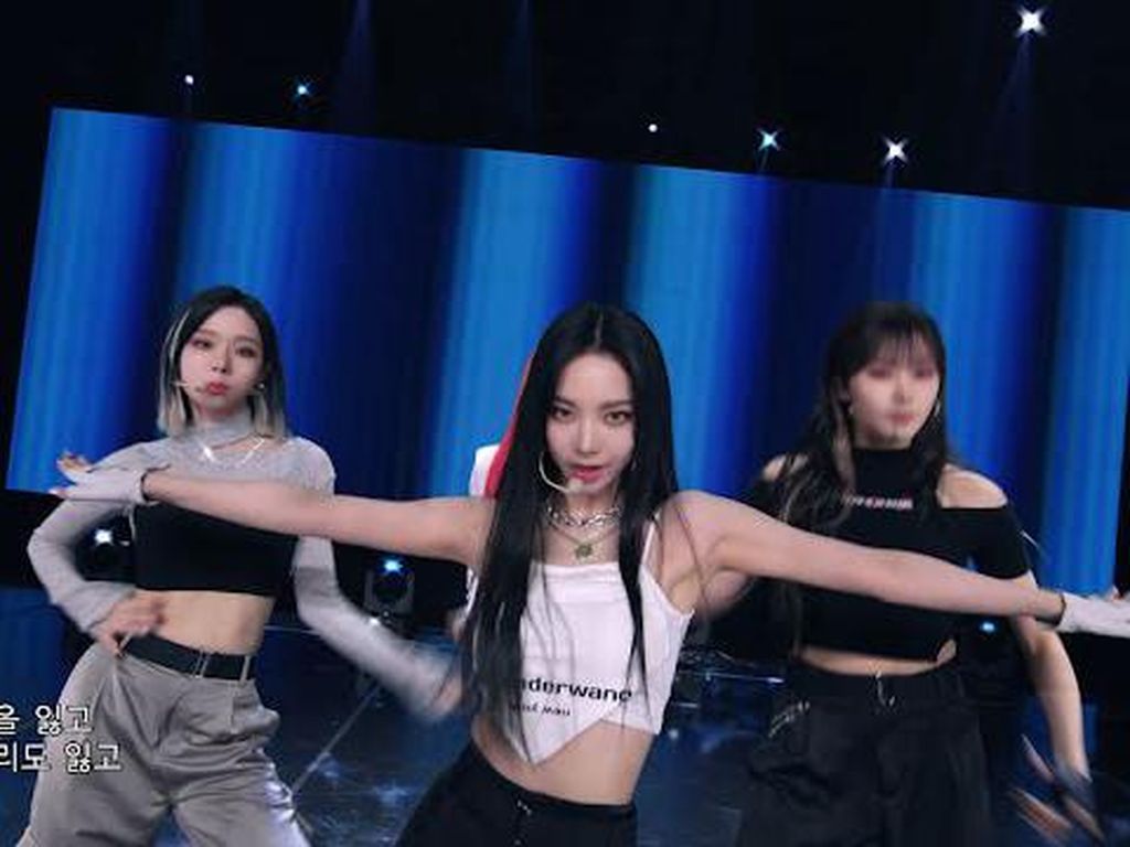 Karina Aespa Langsing Banget, Bisa Pakai Masker Wajah Jadi Atasan Crop Top Karina Aespa Langsing Banget, Bisa Pakai Masker Wajah Jadi Atasan Crop Top