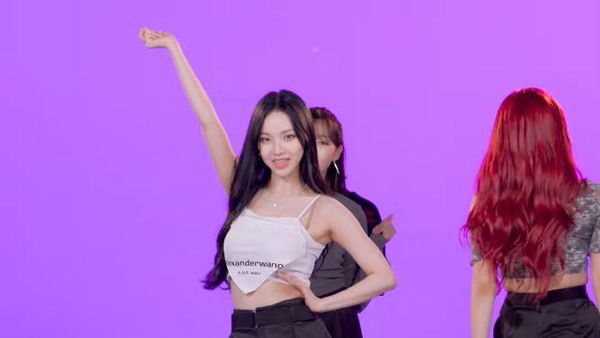 10 Gaya Idol Kpop Pamer Perut Rata, Karina Aespa Pakai Masker Jadi Crop Top