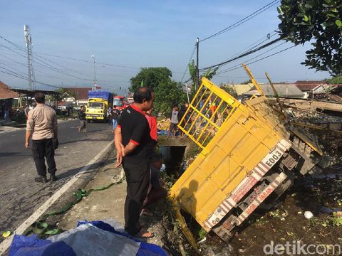 Kecelakaan beruntun di Jalan Wonosobo-Parakan, Wonosobo, Senin (31/5/2021).