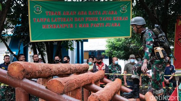 Kompaknya Marinir Berlomba Lewati Halang Rintang