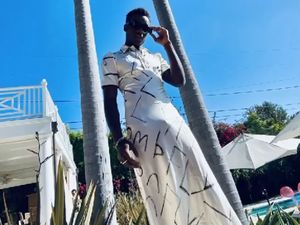 Putra Madonna Berlenggak-lenggok Pakai Dress, Jadi Kontroversi