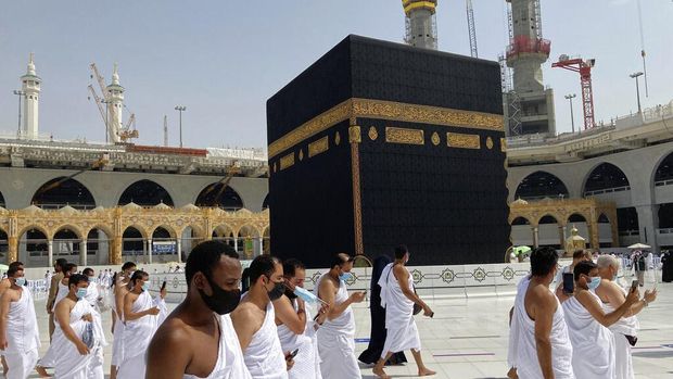 Jemaah di Masjidil Haram, Minggu (30/5/2021) (AP Photo/Amr Nabil)