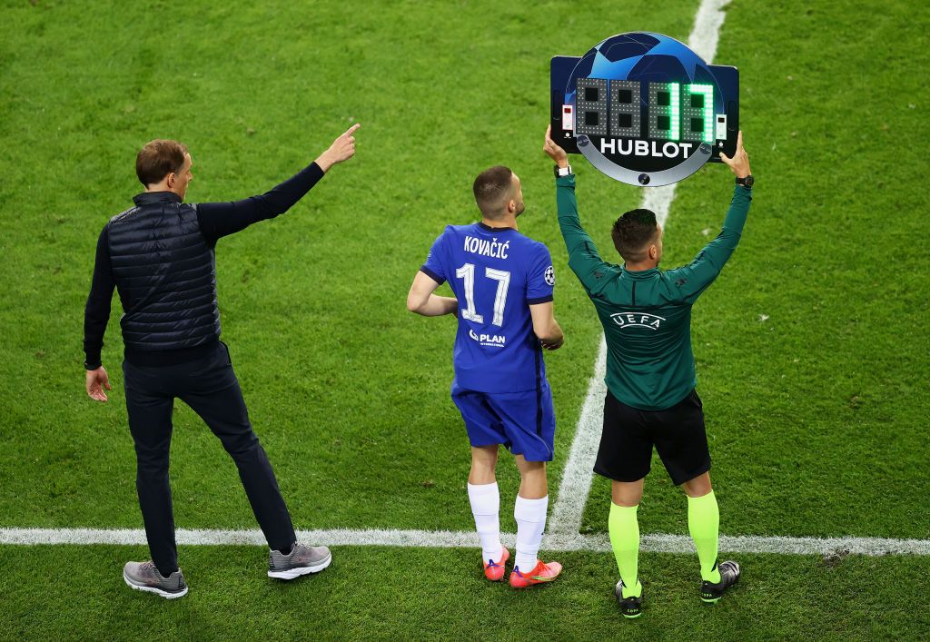 PORTO, PORTUGAL - MAY 29: Mateo Kovacic of Chelsea celebrates with the Champions League Trophy following their team's victory during the UEFA Champions League Final between Manchester City and Chelsea FC at Estadio do Dragao on May 29, 2021 in Porto, Portugal. (Photo by David Ramos/Getty Images)