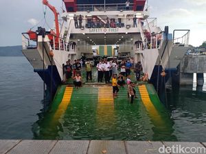 Polisi Usut Penyebab Mobil Tercebur ke Danau Toba Tewaskan 1 Orang Polisi Usut Penyebab Mobil Tercebur ke Danau Toba Tewaskan 1 Orang