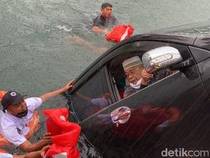 Dramatis! Tercebur, Kakek-Nenek Selamat dari Insiden Maut di Danau Toba