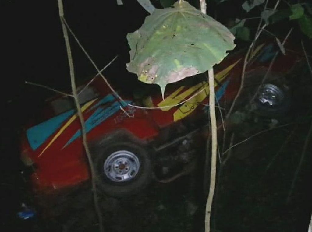 Mobil Bak Terbuka Terjun ke Jurang di Ciamis, 12 Orang Luka Mobil Bak Terbuka Terjun ke Jurang di Ciamis, 12 Orang Luka