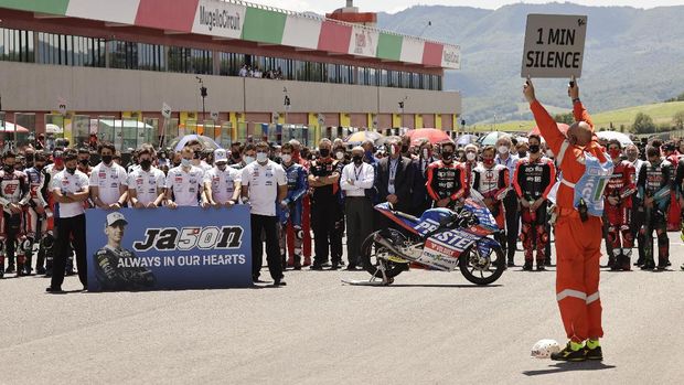 MotoGP - Italian Grand Prix - Mugello Circuit, Scarperia e San Piero, Italy - May 30, 2021 Team members pay tribute to Moto3 rider Jason Dupasquier who died from injuries sustained in yesterday's qualifying REUTERS/Ciro De Luca