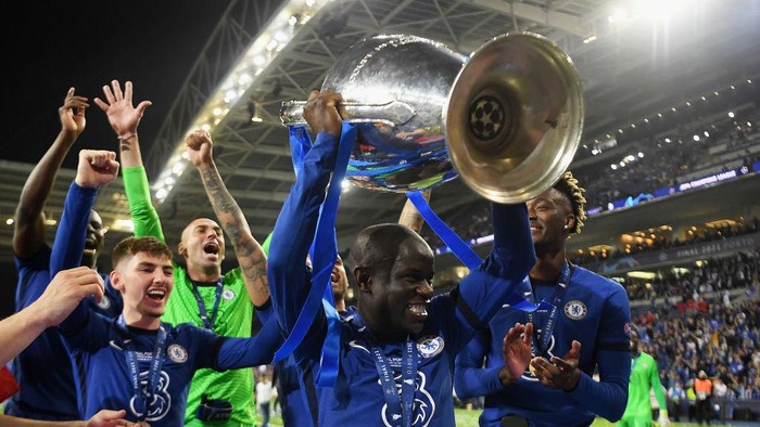 PORTO, PORTUGAL - MAY 29: Ngolo Kante of Chelsea celebrates with the Champions League Trophy following their teams victory during the UEFA Champions League Final between Manchester City and Chelsea FC at Estadio do Dragao on May 29, 2021 in Porto, Portugal. (Photo by David Ramos/Getty Images)