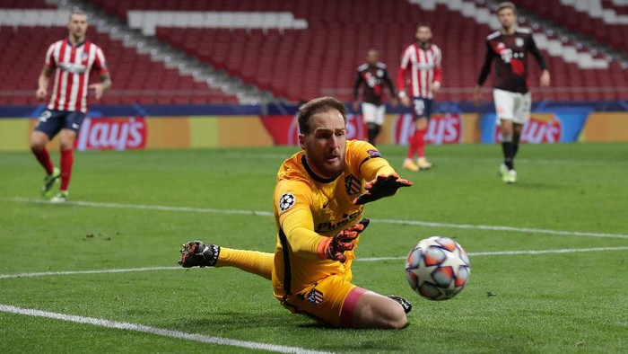MADRID, SPAIN - DECEMBER 01: Goalkeeper Jan Oblak of Atletico de Madrid stops the ball during the UEFA Champions League Group A stage match between Atletico Madrid and FC Bayern Muenchen at Estadio Wanda Metropolitano on December 01, 2020 in Madrid, Spain. (Photo by Gonzalo Arroyo Moreno/Getty Images)