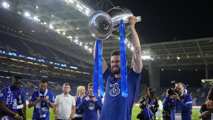 PORTO, PORTUGAL - MAY 29: Olivier Giroud of Chelsea celebrates with the Champions League Trophy following their teams victory in  the UEFA Champions League Final between Manchester City and Chelsea FC at Estadio do Dragao on May 29, 2021 in Porto, Portugal. (Photo by Manu Fernandez - Pool/Getty Images)