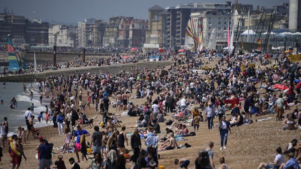 Pandemi Belum Usai, Pantai di Inggris Ini Ramai Banget