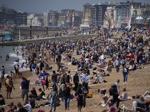 Pandemi Belum Usai, Pantai di Inggris Ini Ramai Banget