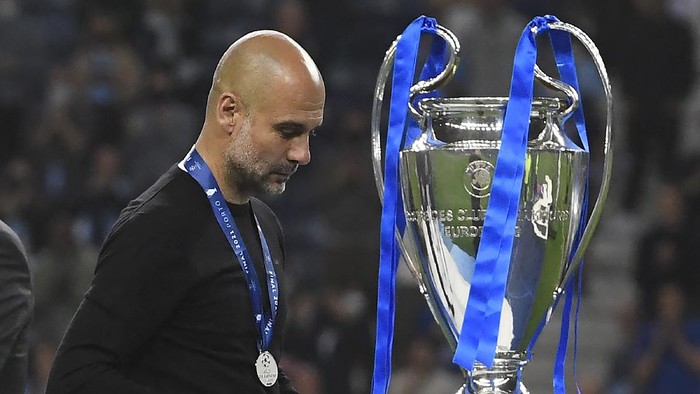 PORTO, PORTUGAL - MAY 29: Pep Guardiola, Manager of Manchester City walks past the UEFA Champions League trophy following defeat during the UEFA Champions League Final between Manchester City and Chelsea FC at Estadio do Dragao on May 29, 2021 in Porto, Portugal. (Photo by Pierre-Philippe Marcou - Pool/Getty Images)
