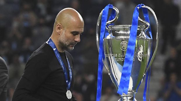 PORTO, PORTUGAL - MAY 29: Pep Guardiola, Manager of Manchester City walks past the UEFA Champions League trophy following defeat during the UEFA Champions League Final between Manchester City and Chelsea FC at Estadio do Dragao on May 29, 2021 in Porto, Portugal. (Photo by Pierre-Philippe Marcou - Pool/Getty Images)