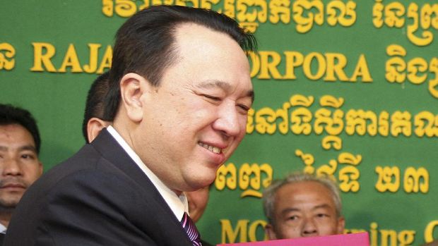 Chairman and Chief Executive Officer of Rajawali Group, Peter Sondakh during a signing ceremony on teh establishment of national flag carrier of Cambodia between the Royal Government of Cambodia and PT.Rajawali Corpora and PT. Ancora International at the office of the Council of Ministers in Phnom Penh, 23 November 2007. Cambodia will partner with two Indonesian companies to launch its first national airline since the country's previous carrier failed six years ago, officials said. AFP PHOTO/ TANG CHHIN SOTHY (Photo by TANG CHHIN SOTHY / AFP)