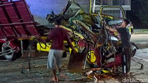 Potret Ringsek Bus Peziarah Vs Truk di Jalur Pantura Demak