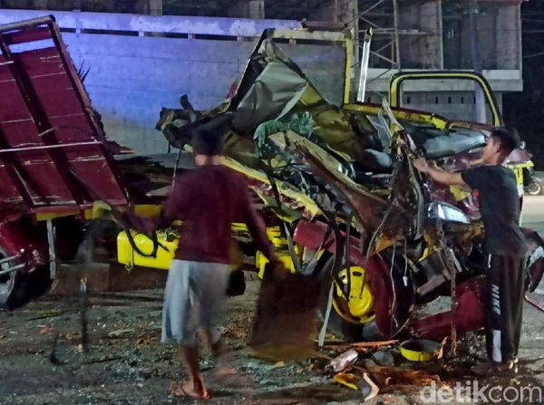 Potret Ringsek Bus Peziarah Vs Truk di Jalur Pantura Demak