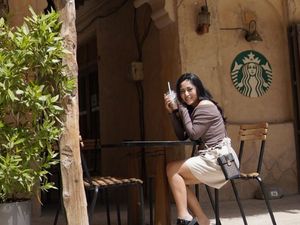 Pose Cantik Rachel Vennya Saat Minum Es Kopi