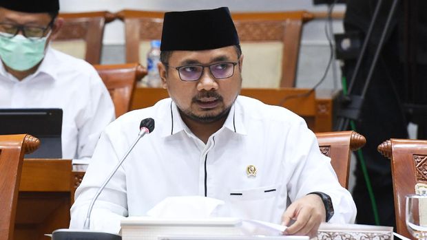 Menteri Agama Yaqut Cholil Qoumas menyampaikan pemaparan saat mengikuti rapat kerja dengan Komisi VIII DPR, di Kompleks Parlemen, Senayan, Jakarta, Senin (31/5/2021). Rapat kerja tersebut membahas tindak lanjut persiapan penyelenggaraan ibadah haji 1442 H dan isu-isu aktual lainnya. ANTARA FOTO/Hafidz Mubarak A/hp.