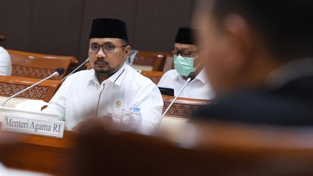 Menteri Agama Yaqut Cholil Qoumas menyampaikan pemaparan saat mengikuti rapat kerja dengan Komisi VIII DPR, di Kompleks Parlemen, Senayan, Jakarta, Senin (31/5/2021). Rapat kerja tersebut membahas tindak lanjut persiapan penyelenggaraan ibadah haji 1442 H dan isu-isu aktual lainnya. ANTARA FOTO/Hafidz Mubarak A/hp.