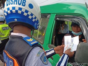 Angkot Ugal-ugalan Tabrak Pemotor di Bandung, Sopir Diduga Mabuk