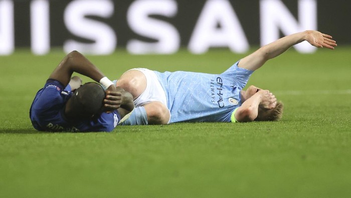 Chelseas Antonio Rudiger, left and Manchester Citys Kevin De Bruyne fall after challenge during the Champions League final soccer match between Manchester City and Chelsea at the Dragao Stadium in Porto, Portugal, Saturday, May 29, 2021. (Carl Recine/Pool via AP)