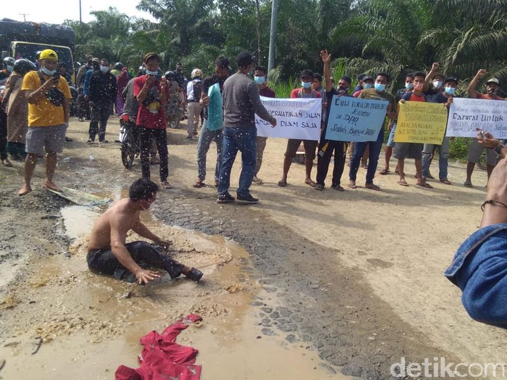 Warga Jambi Protes Pemda Tak Perbaiki Jalan 13 Km Rusak Bertahun-tahun