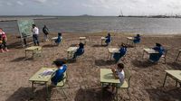 Serunya Siswa Brasil Sekolah Tatap Muka di Pantai