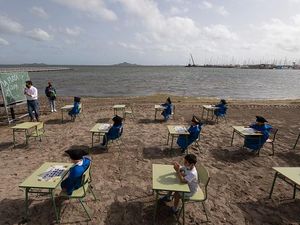 Serunya Siswa Brasil Sekolah Tatap Muka di Pantai Serunya Siswa Brasil Sekolah Tatap Muka di Pantai