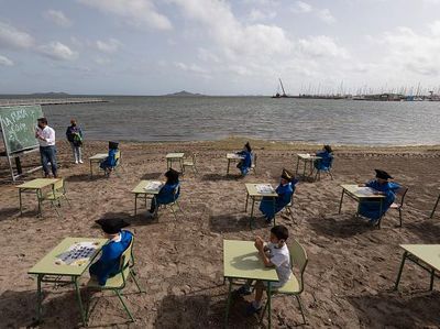 Serunya Siswa Brasil Sekolah Tatap Muka di Pantai