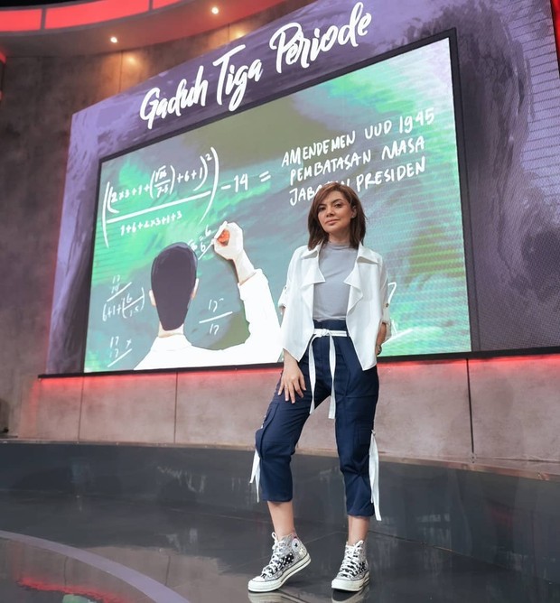 Tampil modis saat syuting (sumber: instagram.com/najwashihab) Tampil modis saat syuting Mata Najwa dengan sneakers Converse