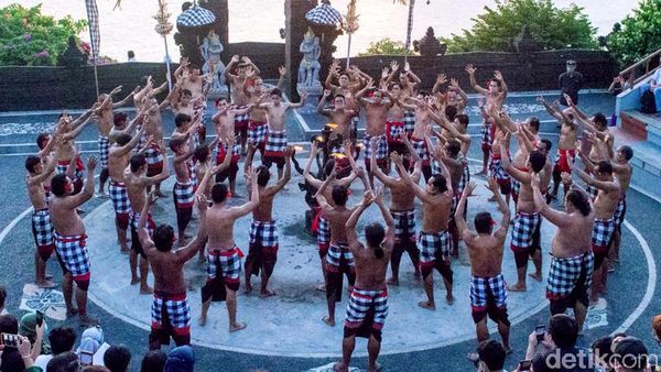 Tari Kecak Bertahan di Tengah Pandemi