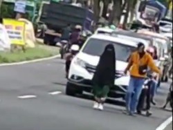 Kasihan, Ini Ternyata Penyebab Perempuan Bercadar Berjalan di Tengah Jalan