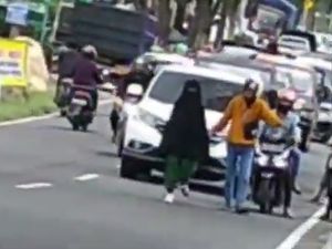 Ini Lokasi Perempuan Bercadar Berjalan di Tengah Jalan Bikin Macet Magetan