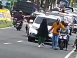 Ini Lokasi Perempuan Bercadar Berjalan di Tengah Jalan Bikin Macet Magetan
