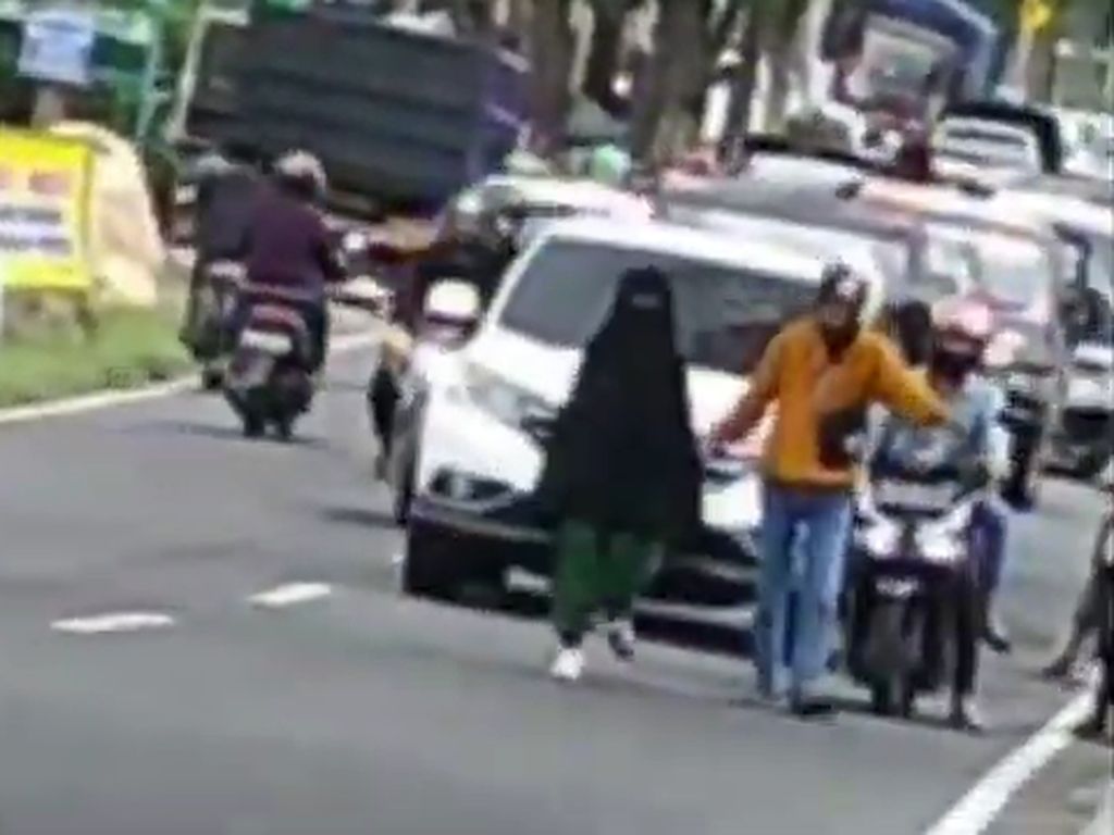 Viral Perempuan Bercadar Berjalan di Tengah Jalan Bikin Macet Magetan