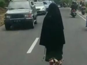 Siapa Perempuan Bercadar yang Viral Berjalan di Tengah Jalan Magetan?