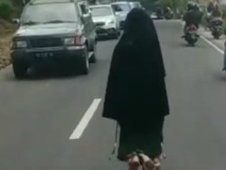 Siapa Perempuan Bercadar yang Viral Berjalan di Tengah Jalan Magetan?