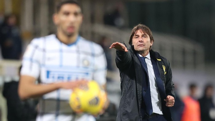 FLORENCE, ITALY - JANUARY 13: Antonio Conte manager of FC Internazionale gestures during the Coppa Italia match between ACF Fiorentina and FC Internazionale at Artemio Franchi on January 13, 2021 in Florence, Italy. Sporting stadiums around Italy remain under strict restrictions due to the Coronavirus Pandemic as Government social distancing laws prohibit fans inside venues resulting in games being played behind closed doors. (Photo by Gabriele Maltinti/Getty Images)
