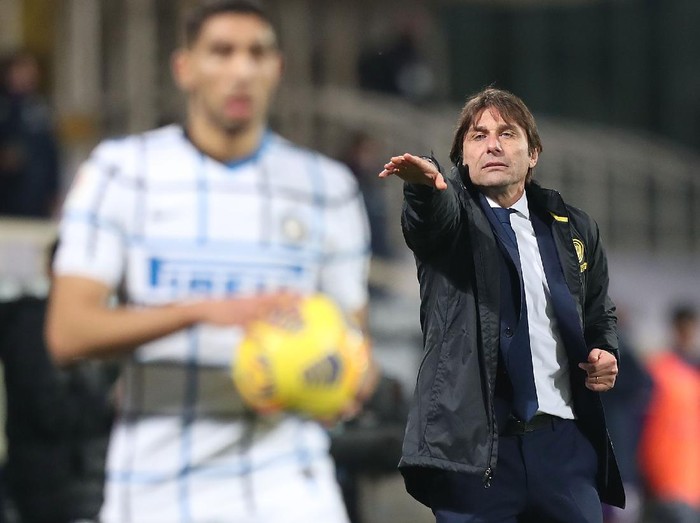 FLORENCE, ITALY - JANUARY 13: Antonio Conte manager of FC Internazionale gestures during the Coppa Italia match between ACF Fiorentina and FC Internazionale at Artemio Franchi on January 13, 2021 in Florence, Italy. Sporting stadiums around Italy remain under strict restrictions due to the Coronavirus Pandemic as Government social distancing laws prohibit fans inside venues resulting in games being played behind closed doors.  (Photo by Gabriele Maltinti/Getty Images)