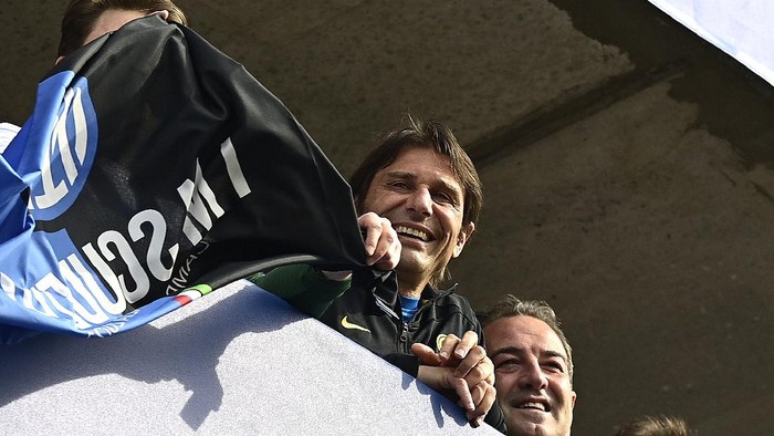 Antonio Conte MILAN, ITALY - MAY 23: Antonio Conte, Head Coach of FC Internazionale reacts towards the fans who are gathered outside the ground after the Serie A match between FC Internazionale Milano and Udinese Calcio at Stadio Giuseppe Meazza on May 23, 2021 in Milan, Italy. A limited number of fans will be allowed into Premier League stadiums as Coronavirus restrictions begin to ease in Italy. (Photo by Mattia Ozbot/Getty Images)