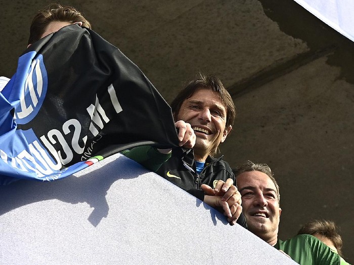 MILAN, ITALY - MAY 23: Antonio Conte, Head Coach of FC Internazionale reacts towards the fans who are gathered outside the ground after the Serie A match between FC Internazionale Milano and Udinese Calcio at Stadio Giuseppe Meazza on May 23, 2021 in Milan, Italy. A limited number of fans will be allowed into Premier League stadiums as Coronavirus restrictions begin to ease in Italy. (Photo by Mattia Ozbot/Getty Images)
