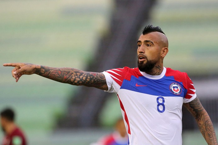Arturo Vidal CARACAS, VENEZUELA - NOVEMBER 17: Arturo Vidal of Chile gestures during a match between Venezuela and Chile as part of South American Qualifiers for World Cup FIFA Qatar 2022 at Estadio Olímpico on November 17, 2020 in Caracas, Venezuela. (Photo by Edilzon Gamez/Getty Images)