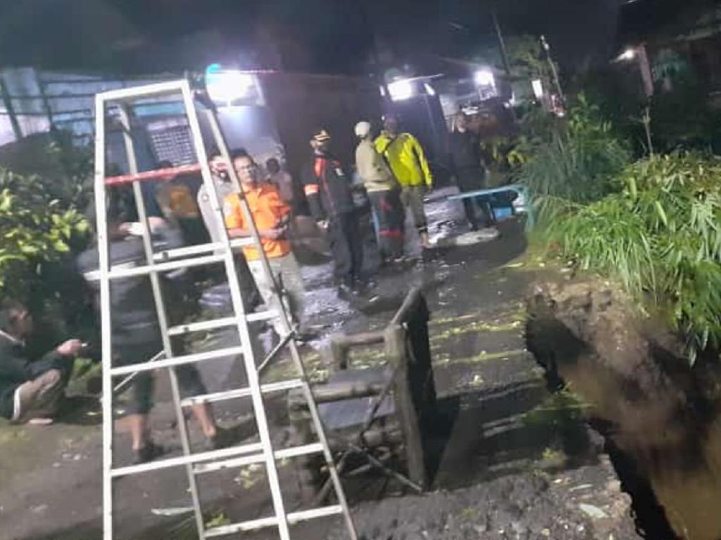 Banjir dan Tanah Longsor Terjang Sukabumi, 3 Orang Terluka Banjir dan Tanah Longsor Terjang Sukabumi, 3 Orang Terluka