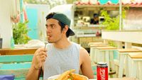 Gaya Keren Bryan McKenzie saat Makan Fish and Chips hingga Pizza